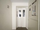 エレベーター付きのマンションです。