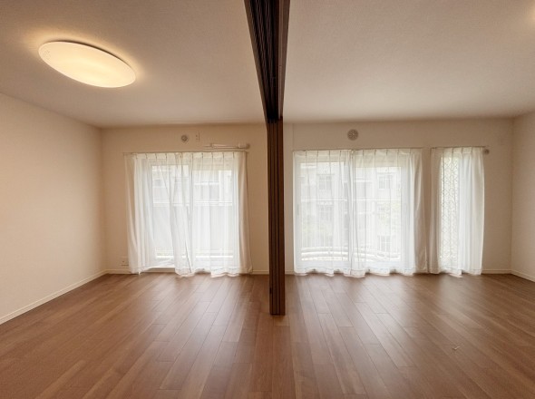 フローリングの部屋は清潔感があり、日々のお掃除も楽で助かりますね！