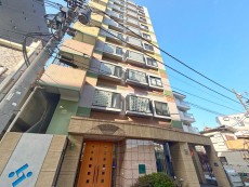 マンション外観。生活利便性に優れた立地環境。