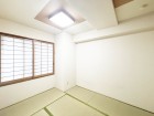 和室6帖。客間やお子様の遊び場として多用途にお使い頂けます。  