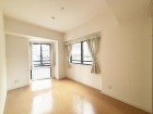 洋室7.5帖。フローリングの部屋は清潔感があり、日々のお掃除も楽で助かります。