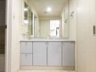 十分な大きさの洗面台は、身だしなみチェックや歯磨きなど、朝の慌ただしい時間でも余裕とゆとりを感じて頂けます。