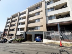 周辺は閑静な住宅街につき落ち着いた環境です。