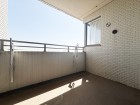 日差しの差し込むバルコニー