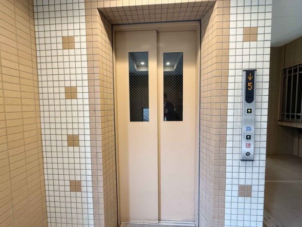 エレベーター付きのマンションです。
