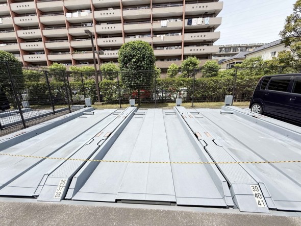 敷地内駐車場がございます。空き状況等に関しましてはお気軽にお問い合わせください。