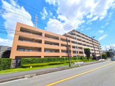 爽やかな青空の下に贅沢なほどに降り注ぐ陽光、豊かな居住性と、クオリティが見事に調和した住空間は、住まうことの喜びを感じさせてくれ