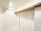 たっぷり入るウォークインクローゼットは奥行きがあるのでたくさん収納できます。