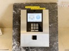 オートロックマンションのため、こちらからインターフォンにて受付をしていただきます。防犯設備がきちんと完備されているのは安心です。