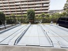 敷地内駐車場がございます。空き状況等に関しましてはお気軽にお問い合わせください。