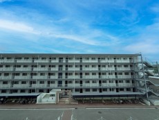 爽やかな青空の下に贅沢なほどに降り注ぐ陽光、豊かな居住性と、クオリティが見事に調和した住空間は、住まうことの喜びを感じさせてくれ