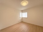 フローリングの部屋は清潔感があり、日々のお掃除も楽で助かりますね！