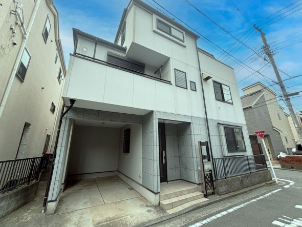 爽やかな青空の下に贅沢なほどに降り注ぐ陽光、豊かな居住性と、クオリティが見事に調和した住空間は、住まうことの喜びを感じさせてくれ