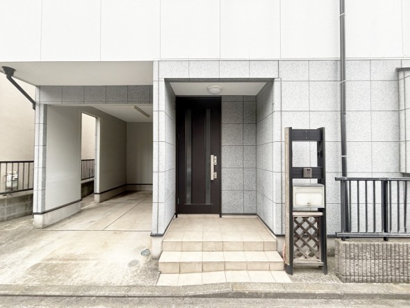 お客様をお迎えする玄関は落ち着いた雰囲気。