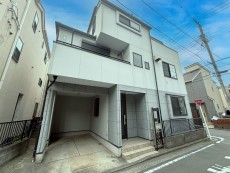 爽やかな青空の下に贅沢なほどに降り注ぐ陽光、豊かな居住性と、クオリティが見事に調和した住空間は、住まうことの喜びを感じさせてくれ