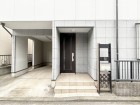 お客様をお迎えする玄関は落ち着いた雰囲気。