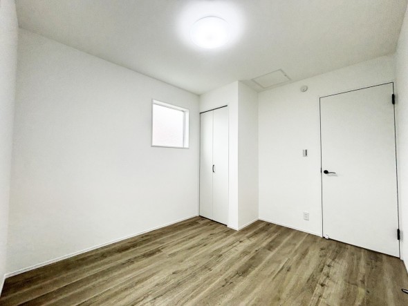 洋室4.8帖。フローリングの部屋は清潔感があり、日々のお掃除も楽で助かりますね！