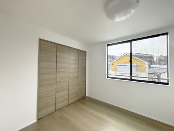 フローリングの部屋は清潔感があり、日々のお掃除も楽で助かりますね！