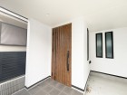 お客様をお迎えする玄関は落ち着いた雰囲気。