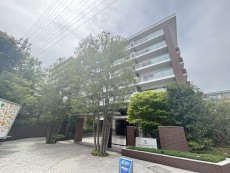 爽やかな青空の下に贅沢なほどに降り注ぐ陽光、豊かな居住性と、クオリティが見事に調和した住空間は、住まうことの喜びを感じさせてくれ