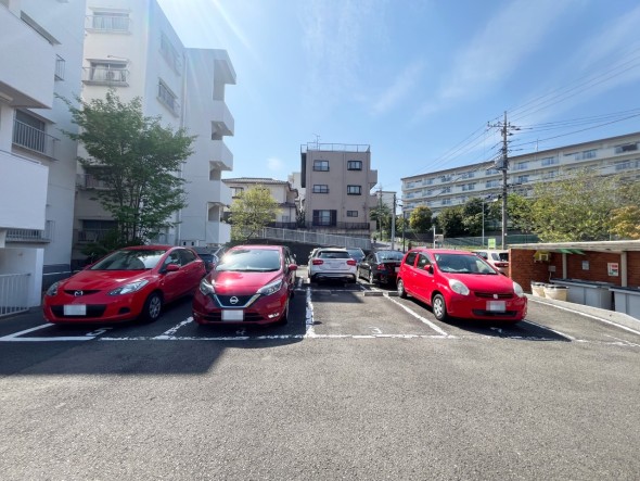 敷地内駐車場もございます。空き状況等はお気軽にお問い合わせください。