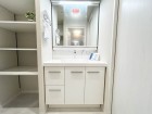真っ白な洗面台で、気持ちの良い朝を迎えられそうです。