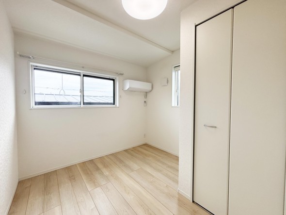 洋室4帖。フローリングの部屋は清潔感があり、日々のお掃除も楽で助かりますね！