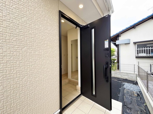居住者の帰り、訪れる方を優しく迎え、やすらぎに満ちた生活空間を予感させる。健やかな暮らしを楽しめそう。