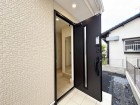居住者の帰り、訪れる方を優しく迎え、やすらぎに満ちた生活空間を予感させる。健やかな暮らしを楽しめそう。