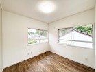 洋室4.5帖。フローリングの部屋は清潔感があり、日々のお掃除も楽で助かります。