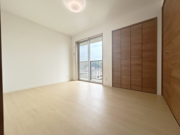 一日の疲れをいやしてくれる主寝室。時を忘れて過ごす場所として過ごせるお部屋です。