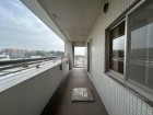 日差しの差し込むバルコニー