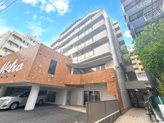 マンション外観。お買い物施設も周辺に多く、生活利便性に優れた立地環境。