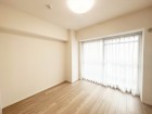 洋室5.2帖。明るくあたたかな居室では、朝の目覚めも気持ちよく起きられます。