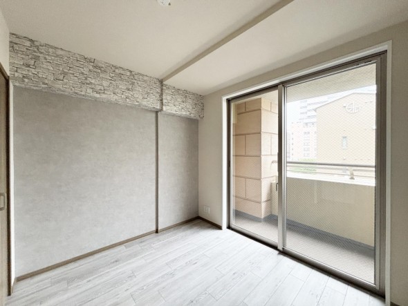 洋室5.5帖。明るくあたたかな居室では、朝の目覚めも気持ちよく起きられます。