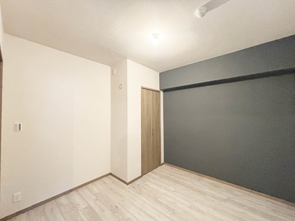 洋室5帖。フローリングの部屋は清潔感があり、日々のお掃除も楽で助かります。