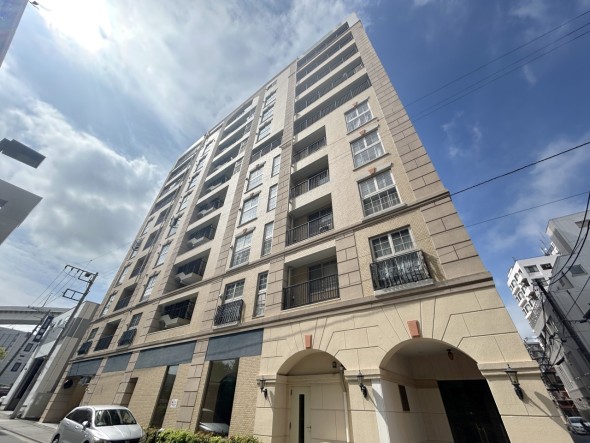 マンション外観。生活利便性に優れた立地環境。