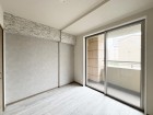洋室5.5帖。明るくあたたかな居室では、朝の目覚めも気持ちよく起きられます。