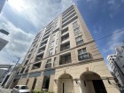 マンション外観。生活利便性に優れた立地環境。