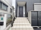 居住者の帰り、訪れる方を優しく迎え、やすらぎに満ちた生活空間を予感させる。健やかな暮らしを楽しめそう。