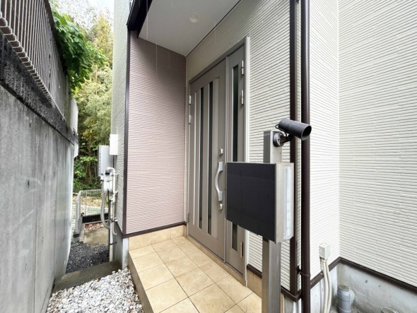 居住者の帰り、訪れる方を優しく迎え、やすらぎに満ちた生活空間を予感させる。健やかな暮らしを楽しめそう。