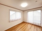 南側洋室5.8帖。明るくあたたかな居室では、朝の目覚めも気持ちよく起きられます。