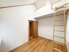 北側洋室5.8帖。フローリングの部屋は清潔感があり、日々のお掃除も楽で助かります。