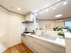 使い勝手の良い設備のキッチンで効率よくお料理もできます。