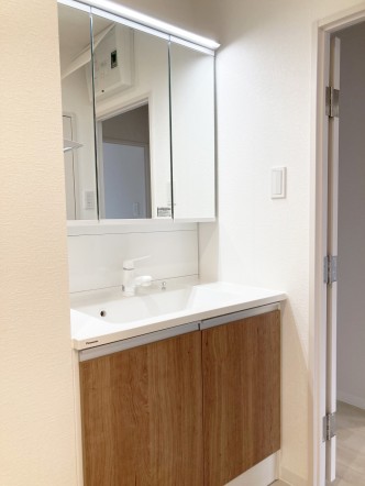 十分な大きさの洗面台は、身だしなみチェックや歯磨きなど、朝の慌ただしい時間でも余裕とゆとりを感じて頂けます。