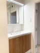 十分な大きさの洗面台は、身だしなみチェックや歯磨きなど、朝の慌ただしい時間でも余裕とゆとりを感じて頂けます。