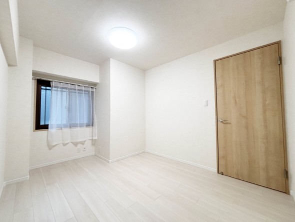 洋室5.1帖。一日の疲れをいやしてくれる主寝室。時を忘れて過ごす場所として過ごせるお部屋です。