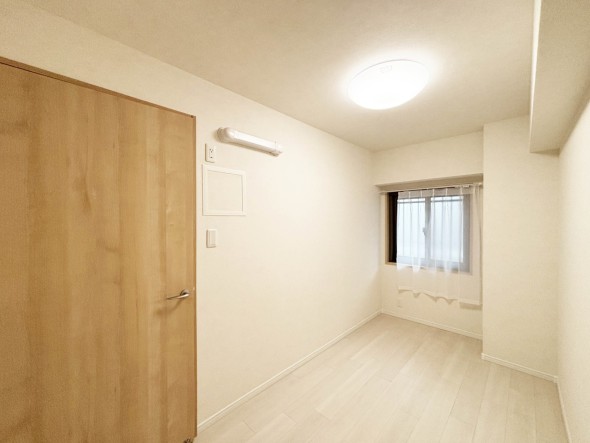 洋室4.2帖。フローリングの部屋は清潔感があり、日々のお掃除も楽で助かります。