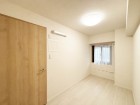 洋室4.2帖。フローリングの部屋は清潔感があり、日々のお掃除も楽で助かります。