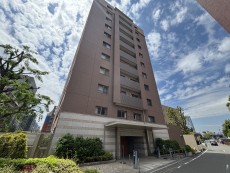 マンション外観。生活利便性に優れた立地環境。